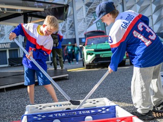 Na snímke slovenskí fanúšikovia hrajú hokej vo fanzóne pred zápasom základnej B-skupiny Dánsko - Slovensko na 89. majstrovstvách sveta v ľadovom hokeji vo švajčiarskom Fribourgu vo štvrtok 21. mája 2026. FOTO TASR - Veronika Mihaliková

- Švajčiarsko
- šport
- hokej
- majstrovstvá
- sveta
- MS
- 2026
- základná
- B
- skupina
- slovaciká
- Fribourg
- MSH26
- Dánsko