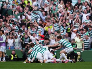Hráči Celticu oslavujú gól