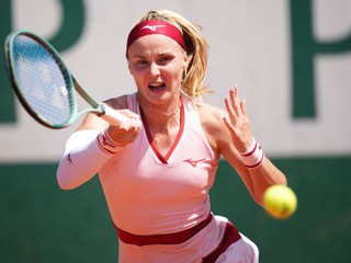 KK65 Paríž - Slovenská tenistka Rebecca Šramková odvracia úder Rakúšanke Julii Grabherovej v zápase 1. kola ženskej dvojhry na grandslamovom turnaji Roland Garros v Paríži v pondelok 25. mája 2026. FOTO TASR/AP
Rebecca Sramkova of Slovakia returns to Julia Grabher of Austria during their first round women's singles tennis match at the French Open tennis tournament in Paris, Monday, May 25, 2026. (AP Photo/Christophe Ena)

- Francúzsko
- Tenis 
- Roland 
- šport
- Paríž 
- Garros
- RG
- 1.
- kolo
- ženy
- slovaciká