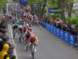Hromadný pád v úvodnej etape pretekov Giro d'Italia 2026.
