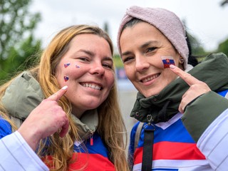 Na snímke slovenské fanúšičky pózujú pred zápasom základnej B-skupiny Slovensko - Nórsko na 89. majstrovstvách sveta v ľadovom hokeji vo švajčiarskom Fribourgu v sobotu 16. mája 2026. FOTO TASR - Veronika Mihaliková

- Švajčiarsko
- šport
- hokej
- majstrovstvá
- sveta
- MS
- 2026
- základná
- B
- skupina
- slovaciká
- Fribourg
- MSH26
- Slovensko
- Nórsko
- fanúšikovia