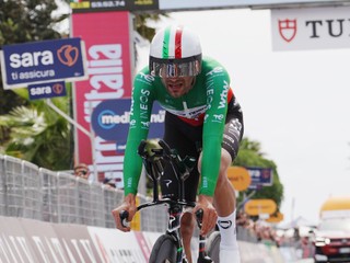 Filippo Ganna počas časovky na Giro d'Italia 2026. 