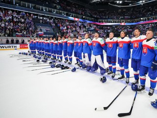 Slovenskí hokejisti počas hymny po zápase Slovensko - Nórsko na MS 2026 v hokeji.