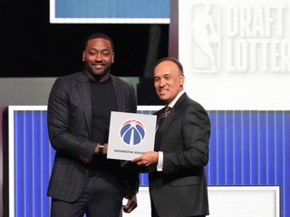 Washington Wizards hráč John Wall (vľavo) a zástupca komisára NBA Mark Tatum pózujú fotografom po tom, čo Tatum oznámil, že Wizards získali prvý výber v lotérii draftu NBA.