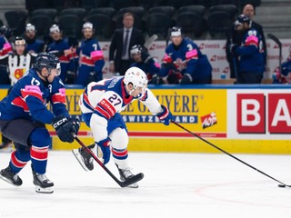 USA's Matt Coronato, right, fights for the puck against Britain's Mark Richardson, during the 2026 IIHF Men's Ice Hockey World Championship preliminary round group A game between Britain and the United States, in Zurich, Switzerland, Sunday, May 17, 2026. (Claudio Thoma/Keystone via AP)