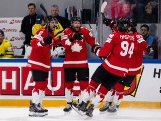 Hokejisti Kanady oslavujú gól v zápase proti Švédsku na MS v hokeji 2026. 