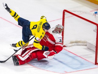 KK47 Fribourg - Hráč Švédska Linus Karlsson a brankár Dánska Mads Sögaard v základnej B-skupiny Dánsko - Švédsko na 89. majstrovstvách sveta v ľadovom hokeji vo švajčiarskom Fribourgu v nedeľu 17. mája 2026. FOTO TASR/AP
Sweden's Linus Karlsson, left, clashes against Denmark's goaltender Mads Sogaard during the 2026 IIHF Men's Ice Hockey World Championship preliminary round group B game between Denmark and Sweden, in Fribourg, Switzerland, Sunday, May 17, 2026. (Salvatore Di Nolfi/Keystone via AP)

- Švajčiarsko
- šport
- hokej
- majstrovstvá
- sveta
- MS
- 2026
- základná
- B
- skupina
- Dánsko
- Švédsko