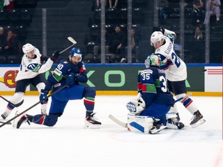 Norway's Eskild Bakke Olsen, left, scores the opening goal against Italy's goaltender Davide Fadani, second right, during the Men's Ice Hockey World Championship group B match between Italy and Norway in Fribourg, Switzerland, Tuesday, May 19, 2026. (Anthony Anex/Keystone via AP)