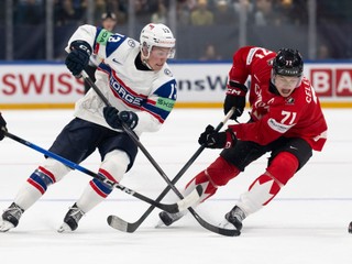 Petter Vesterheim z Nórska a Macklin Celebrini z Kanady na MS v hokeji 2026. 