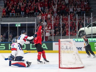 Switzerland's Nino Niederreiter, right, celebrates the first goal against Great Britain's goaltender Mat Robson, left, during the Group A preliminary round game between Switzerland and Great Britain at the men's ice hockey world championship in Zurich, Switzerland, Thursday, May 21, 2026. (Claudio Thoma/Keystone via AP)