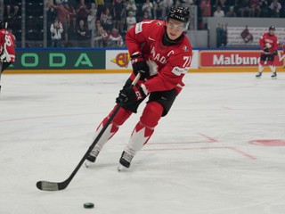 JB 18 Fribourg - Kanadský hráč Macklin Celebrini pred zápasom štvrťfinále Kanada - USA na MS v ľadovom hokeji vo Fribourgu vo štvrtok 28. mája 2026. FOTO TASR/AP

Canada's Macklin Celebrini warms up before the 2026 IIHF Men's Ice Hockey World Championship quarterfinal match between Canada and United States, in Fribourg, Switzerland, Thursday, May 28, 2026. (AP Photo/Darko Bandic)

- Švajčiarsko
- šport
- hokej
- majstrovstvá
- sveta
- MS
- 2026
- štvrťfinále