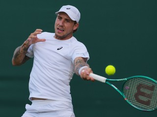 KK54 Londýn - Slovenský tenista Alex Molčan odvracia úder Nemca Daniela Altmaiera v zápase 1. kola mužskej dvojhry na grandslamovom turnaji vo Wimbledone v utorok 30. júna 2026. FOTO TASR/AP  
Alex Molcan of Slovakia returns the ball during the men's singles match against Daniel Altmaier of Germany at the Wimbledon Tennis Championships in London, Tuesday, June 30, 2026.(AP Photo/Kin Cheung)

- Anglicko
- šport
- tenis
- dvojhra
- Wimbledon
- grandslam
- muži
- prvé
- kolo
- slovaciká