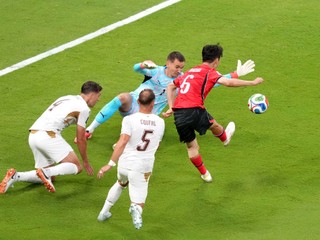 Hwang In-beom z Južnej Kórey dáva prvý gól svojho mužstva v zápase s Českou republikou.