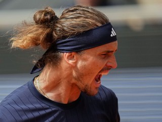 Germany's Alexander Zverev reacts during the semifinal tennis match against Czech Republic's Jakub Mensik at the French Open in Paris, Friday, June 5, 2026. (AP Photo/Christophe Ena)
