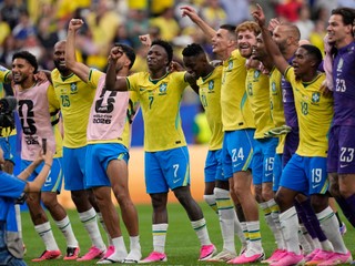 Brazílski futbalisti sa tešia po  šestnásťfinálovom zápase Brazília - Japonsko.