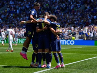 JB 68 Seattle - Bosniansky hráč Nidal Celik (vľavo) oslavuje so spoluhráčmi po tom, ako Katarčan Sultan Albrake strelil vlastný gól počas zápasu B-skupiny Bosna a Hercegovina – Katar na MS 2026 vo futbale v Seattle 24. júna 2026. FOTO TASR/AP

Bosnia's Nidal Celik, left, celebrates with teammates after Qatar's Sultan Albrake scored an own goal during the World Cup Group B soccer match in Seattle, Wednesday, June 24, 2026. (AP Photo/Lindsey Wasson)

- šport
- futbal
- MS26
- USA
- B
- skupina
- mestá
- Seattle