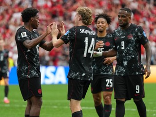 Kanadský hráč Jonathan David(vľavo) oslavuje so spoluhráčmi