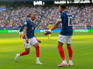 Kylian Mbappe (10) a Michael Olise (11) .