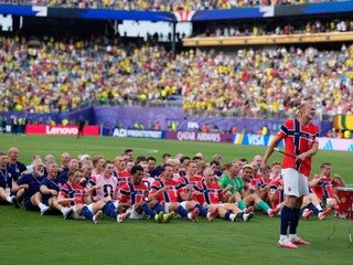 Nórsky futbalista Erling Haaland (9) vedie svoj tím počas tradičného „vikingského veslovania“ po osemfinálovom zápase majstrovstiev sveta.