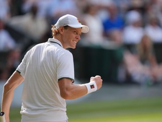 Jannik Sinner reaguje v semifinálovom zápase mužskej dvojhry Wimbledonu proti Srbovi Novakovi Djokovičovi