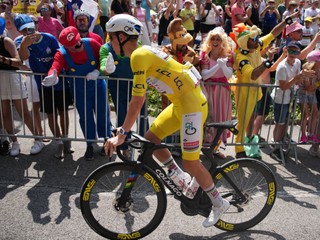 JB 27 Champagnole - Slovinský cyklista Tadej Pogačar, v žltom drese vedúceho pretekára pred štartom 15. etapy cyklistických pretekov Tour de France na trati Champagnole – Plateau de Solaison, dlhej 183,9 km vo francúzskom meste Champagnole 19. júla 2026. FOTO TASR/AP
Slovenia's Tadej Pogacar, wearing the overall leader's yellow jersey, arrives for the start of the fifteenth stage of the Tour de France cycling race, from Champagnole to Plateau de Solaison, France, Sunday, July 19, 2026. (AP Photo/Mosa'ab Elshamy)
- šport
- cyklistika
- Tour
- de France
- Francúzsko
- preteky
- 15.
- etapa