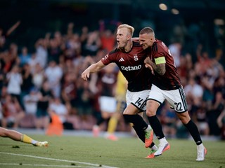 Lukáš Haraslín a Jonatan Brunes oslavujú gól