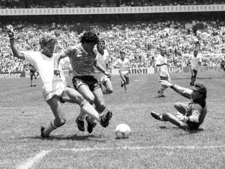 Diego Maradona strieľa svoj druhý gól v zápase Anglicko - Argentína na MS 1986 v Mexiku.