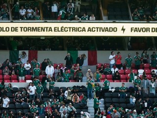 Zápas medzi Mexikom a Anglickom, ktorý sa mal konať v osemfinále majstrovstiev sveta vo futbale v Mexico City, je kvôli počasiu odložený.