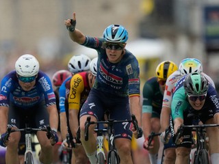 Tim Merlier oslavuje víťazstvo na Tour de France 2026.
