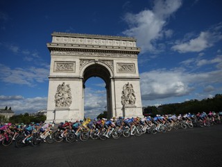 The pack rides in front of the Arc de Triomphe during the last stage of the Tour de France cycling race with start and finish in Paris, Sunday, July 26, 2026. (AP Photo/Mosa'ab Elshamy)