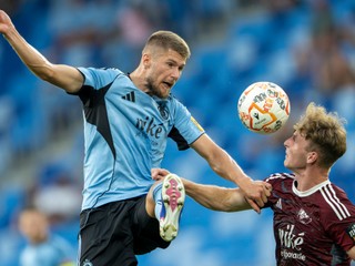 Na snímke zľava Alen Mustafič (Slovan) a Ondřej Deml (Pobrezová) v zápase 2. kola futbalovej Niké ligy medzi ŠK Slovan Bratislava - FK Železiarne Podbrezová.