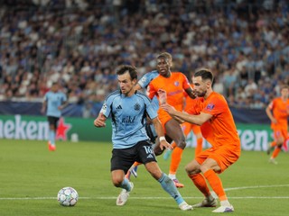 Zľava Roman Čerepkai v zápase play-off Ligy majstrov ŠK Slovan Bratislava - NK Celje.