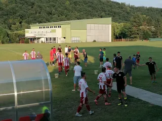 Vzájomné gratulácie súperov po zápase Slovnaft Cupu Hnúšťa - Brezno.