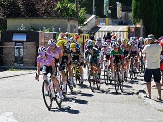 Cyklisti počas 7. etapy Tour de France Femmes 2026.