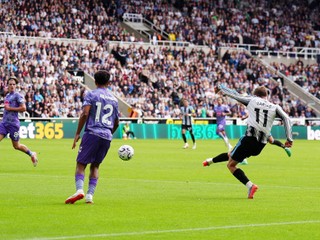 Harvey Barnes krásnym gólom znížil na 1:2.
