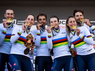 Talianska miešaná štafeta po zisku zlatých medailí na MS v cyklistike 2026.
