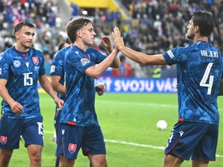 Hráči Slovenska Martin Valjent (vpravo) a David Strelec (vľavo) sa tešia z úvodného gólu, ktorý strelil Leo Sauer (uprostred) počas zápasu C-divízie Ligy národov vo futbale Slovensko - Kazachstan.