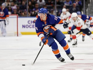 Mathew Barzal v drese New Yorku Islanders.