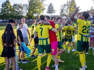 Obrovská radosť domácich po zápase Slovnaft Cupu Veľké Ludince - Dunajská Streda (3:2).
