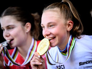 Slovenská cyklistka Viktória Chladoňová oslavuje zlato v pretekoch do 23 rokov na MS 2026.