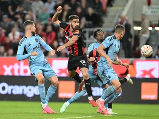 Na snímke zľava hráč Slovana Kenan Bajrič, hráč Spartaka Marek Ujlaky a hráč Slovana Svetozar Markovič počas zápasu 11. kola Niké ligy medzi FC Spartak Trnava a ŠK Slovan Bratislava v Trnave v sobotu 17. októbra 2026. FOTO TASR - Lukáš Grinaj
- Slovensko
- šport
- futbal
- Niké liga
- NL
- kolo
- 11.
- Trnava
- Slovan
- TTX