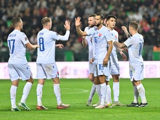 Na snímke vpravo Tomáš Suslov (Slovensko) sa teší z gólu so spoluhráčmi, zľava Lukáš Haraslín, Ondrej Duda, Milan Škriniar, Dávid Hancko, Adam Obert počas zápasu C-divízie Ligy národov Moldavsko - Slovensko v Kišiňove.