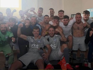 Víťazná fotka z kabíny Bolerázu po postupe do osemfinále Slovnaft Cupu.