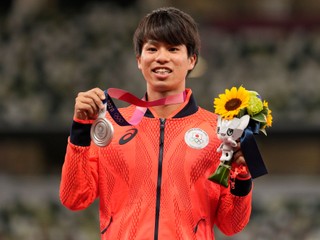 Koki Ikeda pózuje so striebornou medailou s olympiádu v Tokiu.