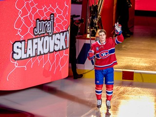 Juraj Slafkovský v prvom domácom zápase novej sezóny NHL. Montreal podľahol Carolina 4:6.