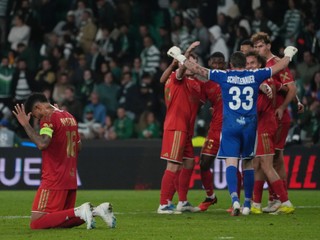 Futbalisti LASK Linz oslavujú víťazstvo na ihrisku Sportingu Lisabon v Lige majstrov.