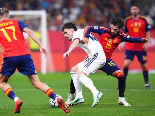 Spain's Alex Baena, right, challenges Czechia's Lukas Ambros during the UEFA Nations League soccer match between Spain and Czechia in Oviedo, Spain, Saturday, Oct. 3, 2026. (AP Photo/Manu Fernandez)