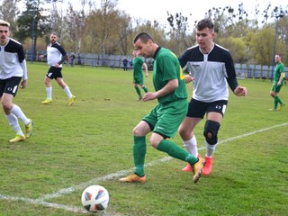 Jasenov zdolal Vechec jednoznačne 7:0. Pri lopte Miroslav Beták.