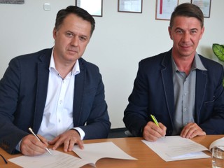 Podpis dohody o sponzorskej výpomoci pre Pohár Nexis Fibers a ObFZ Humenné. Zľava Ján Kučeravý (Nexis Fibers, a.s. Humenné) a Peter Jenčura (ObFZ Humenné).