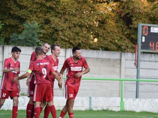 Komjatičania oslavujú víťazný gól derby stretnutia vo Veľkom Kýre, ktorý dal v 46. minúte Pavol Krehák (č. 16).